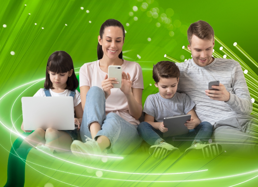 Família utilizando a internet com efeito verde ao fundo