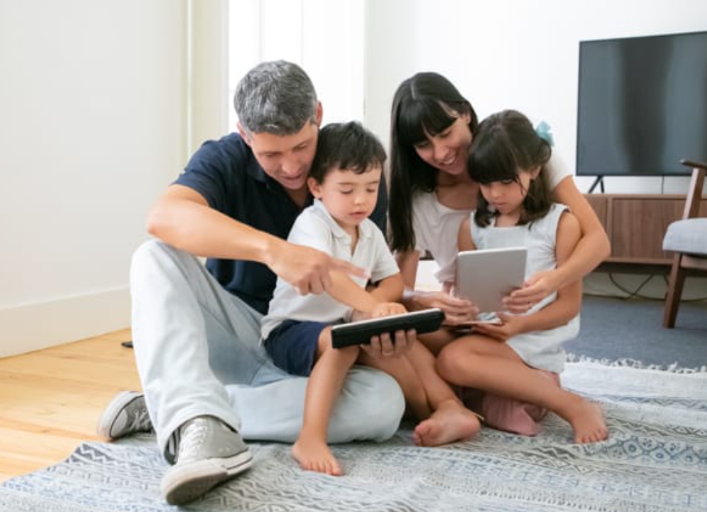 Família utilizando a internet em casa